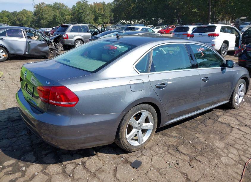 Photo 4 of 2015 Volkswagen Passat 1.8T LIMITED EDITION (VIN 1VWAT7A37FC109802)