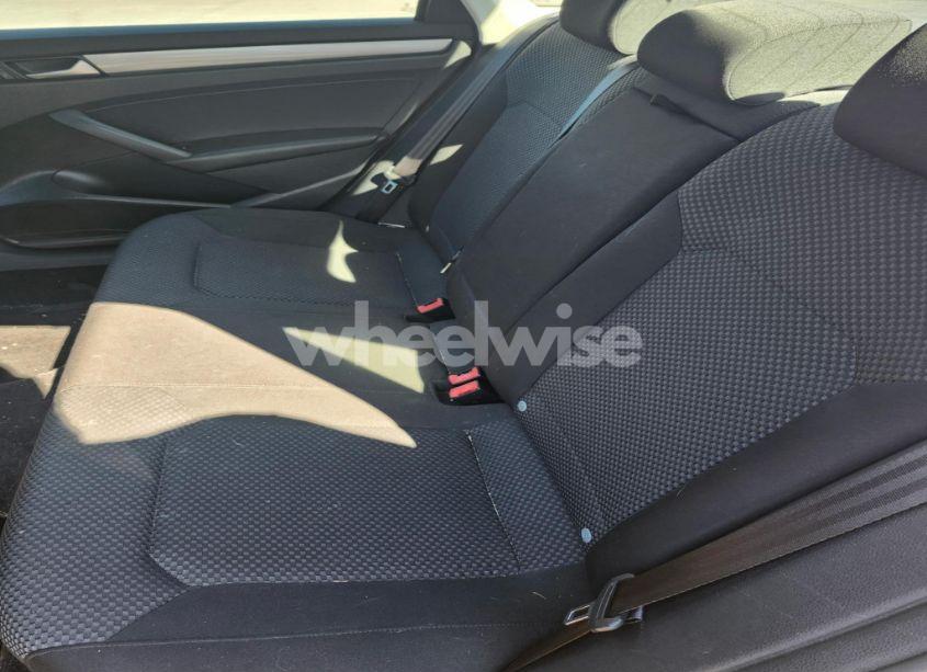 Photo 8 of 2015 Volkswagen Passat (VIN 1VWAT7A38FC052929)