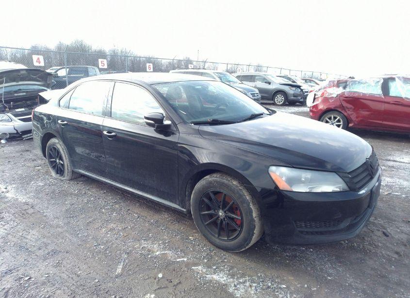 2015 Volkswagen Passat 1.8T S (VIN 1VWAT7A38FC073585) main photo