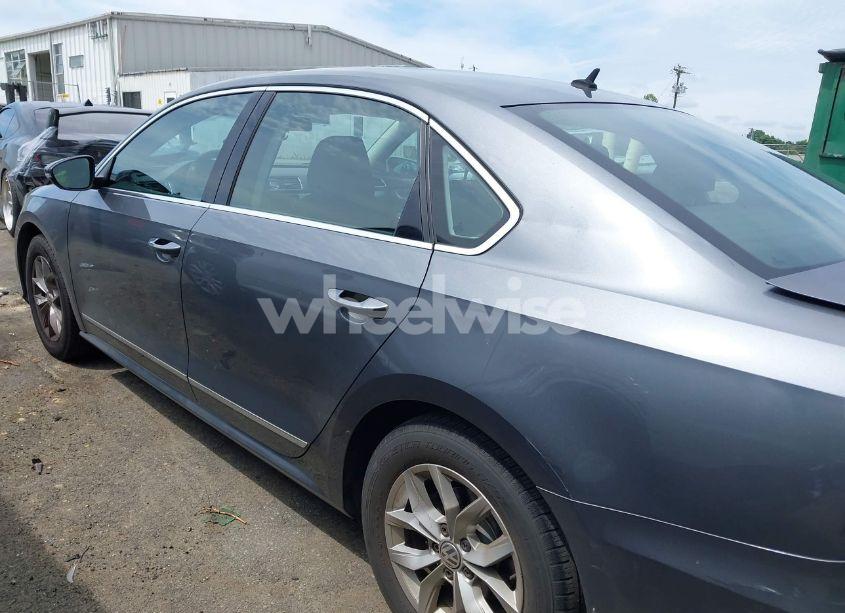 Photo 14 of 2017 Volkswagen Passat S (VIN 1VWAT7A38HC077932)