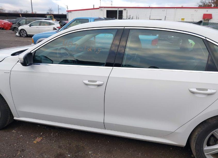 Photo 14 of 2014 Volkswagen Passat 1.8T WOLFSBURG EDITION (VIN 1VWAT7A39EC059158)