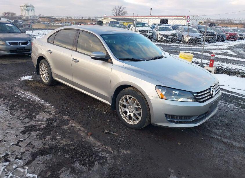 2014 Volkswagen Passat 1.8T S (VIN 1VWAT7A39EC060794) main photo
