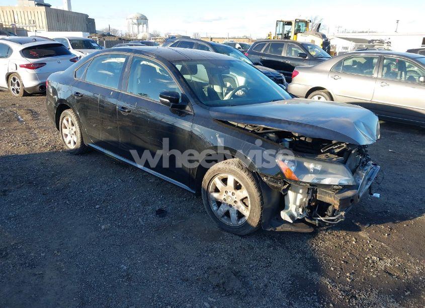 2014 Volkswagen Passat 1.8T S (VIN 1VWAT7A39EC091530) main photo