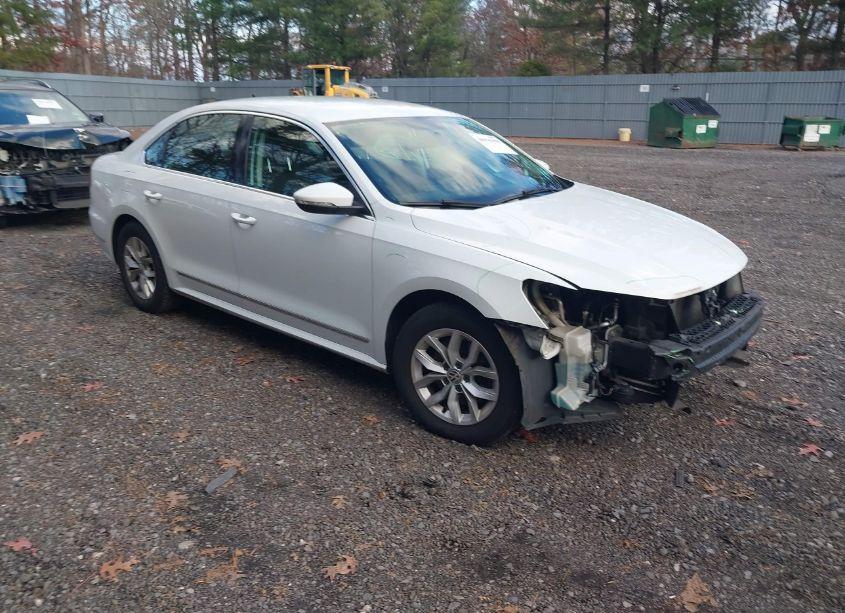 2017 Volkswagen Passat 1.8T S (VIN 1VWAT7A39HC014774) main photo