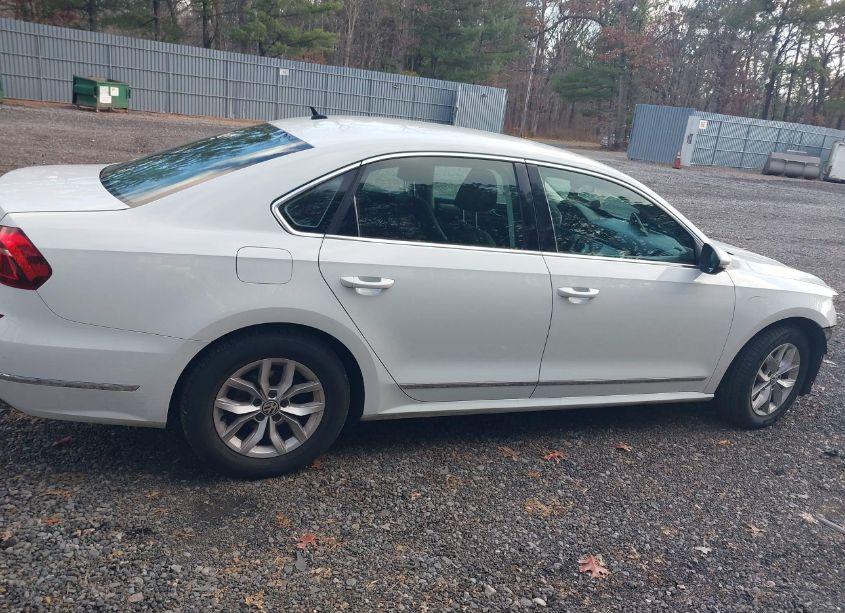 Photo 13 of 2017 Volkswagen Passat 1.8T S (VIN 1VWAT7A39HC014774)