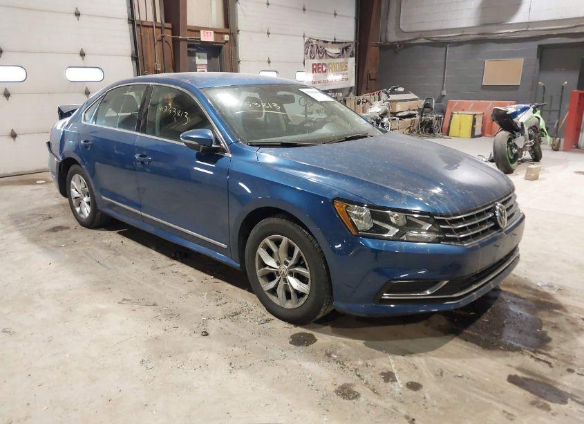 2017 Volkswagen Passat 1.8T S (VIN 1VWAT7A39HC072772) main photo