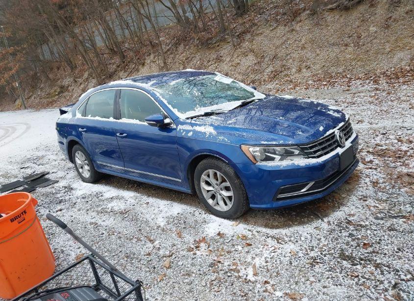 2016 Volkswagen Passat 1.8T S (VIN 1VWAT7A3XGC052142) main photo