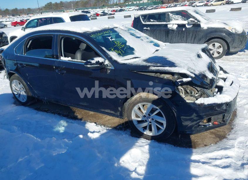 2018 Volkswagen Passat 2.0T SE (VIN 1VWBA7A30JC024531) main photo