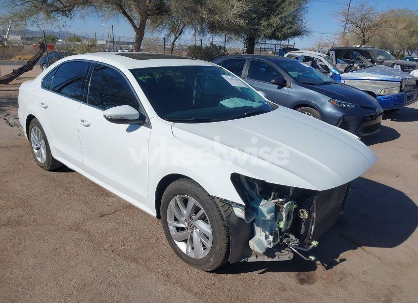 2018 Volkswagen Passat 2.0T SE (VIN 1VWBA7A30JC044830) main photo