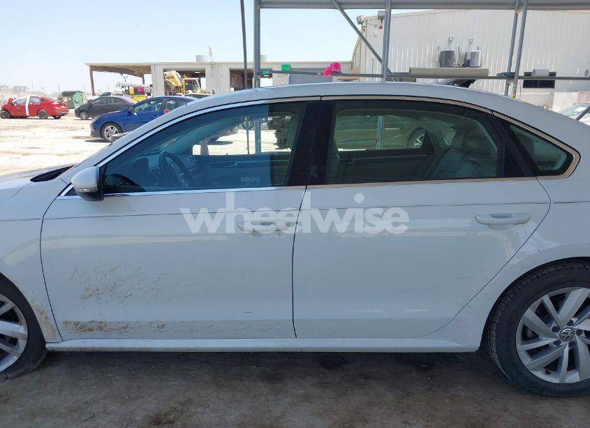 Photo 15 of 2018 Volkswagen Passat 2.0T SE (VIN 1VWBA7A30JC052183)