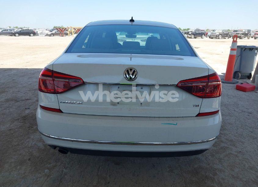 Photo 17 of 2018 Volkswagen Passat 2.0T SE (VIN 1VWBA7A30JC052183)