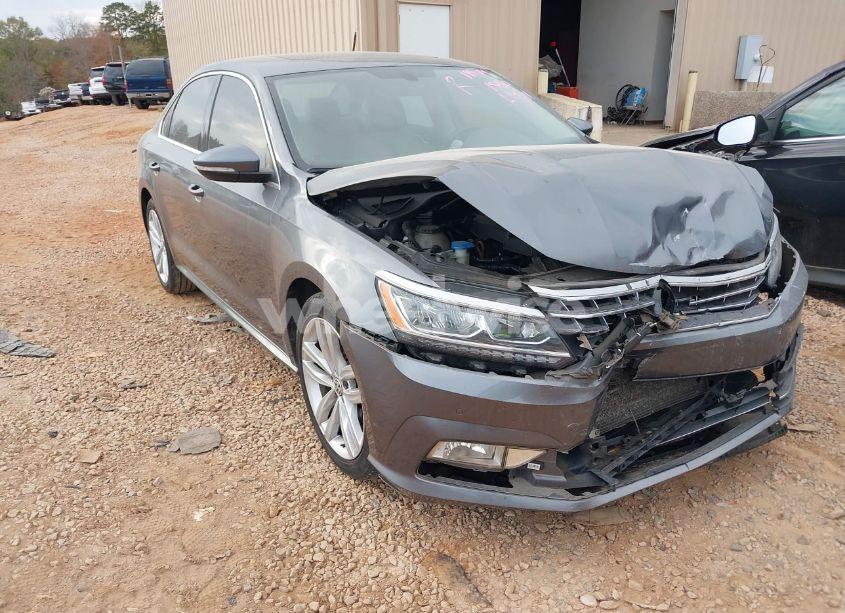 2018 Volkswagen Passat 2.0T SE (VIN 1VWBA7A31JC021590) main photo