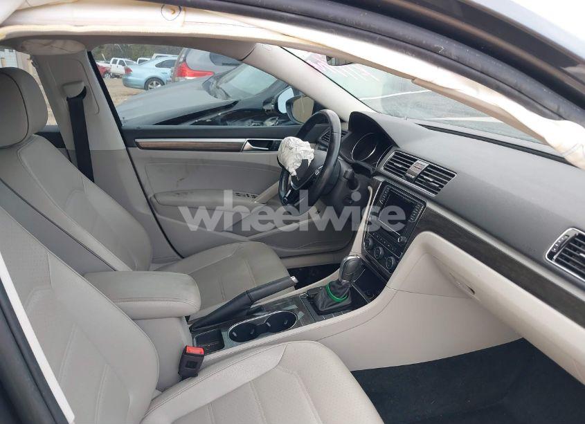 Photo 5 of 2018 Volkswagen Passat 2.0T SE (VIN 1VWBA7A31JC021590)