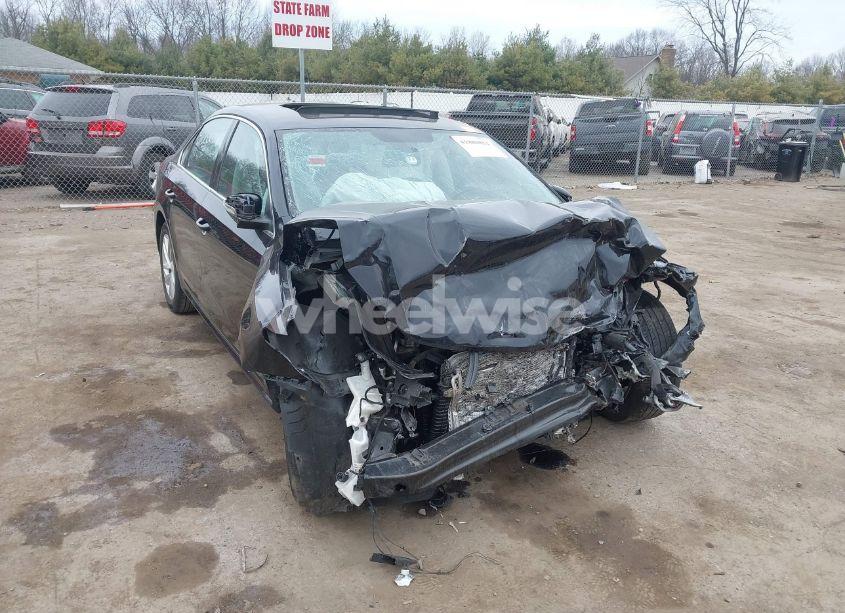 2018 Volkswagen Passat 2.0T SE (VIN 1VWBA7A32JC013174) main photo