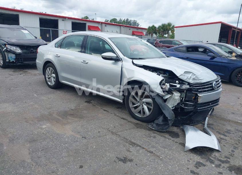 2018 Volkswagen Passat 2.0T SE (VIN 1VWBA7A33JC014995) main photo