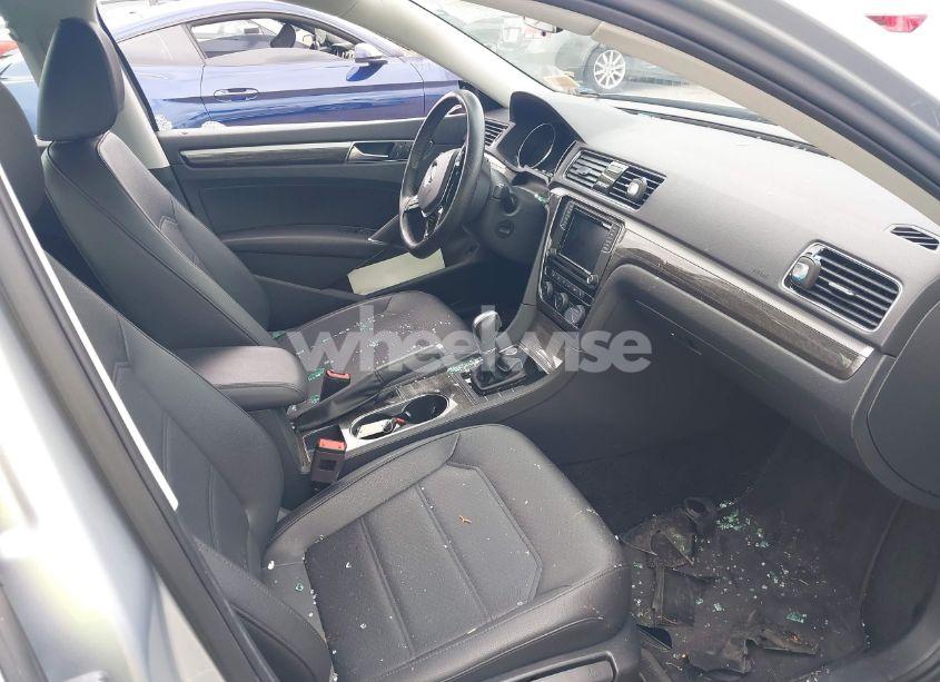 Photo 5 of 2018 Volkswagen Passat 2.0T SE (VIN 1VWBA7A33JC014995)