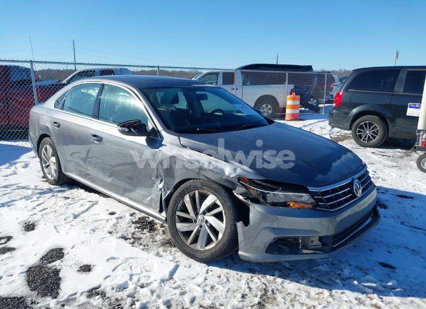 2018 Volkswagen Passat 2.0T SE (VIN 1VWBA7A33JC015662) main photo