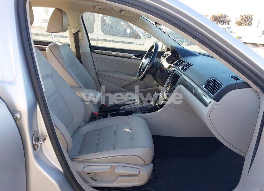 Photo 5 of 2018 Volkswagen Passat 2.0T SE (VIN 1VWBA7A33JC026032)