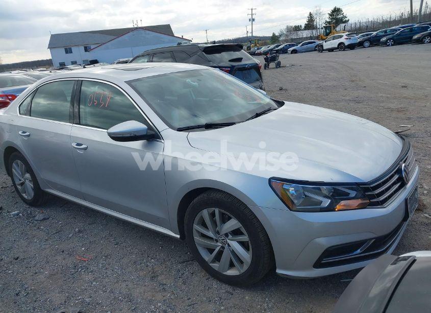 2018 Volkswagen Passat 2.0T SE (VIN 1VWBA7A33JC052324) main photo