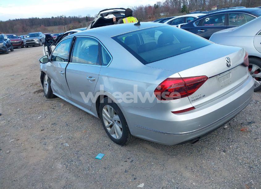 Photo 3 of 2018 Volkswagen Passat 2.0T SE (VIN 1VWBA7A33JC052324)