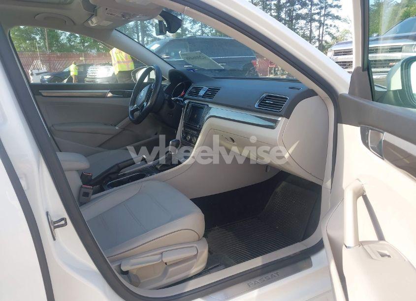 Photo 5 of 2018 Volkswagen Passat 2.0T SE (VIN 1VWBA7A34JC007960)