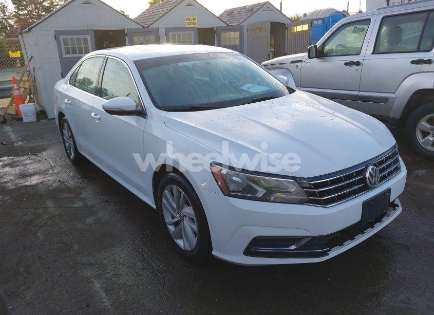 2018 Volkswagen Passat 2.0T SE (VIN 1VWBA7A34JC011183) main photo