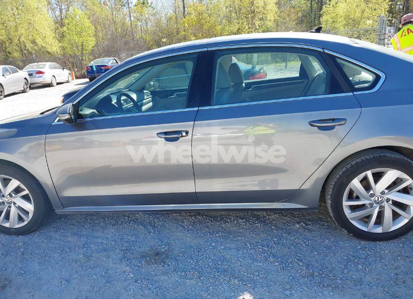 Photo 14 of 2018 Volkswagen Passat 2.0T SE (VIN 1VWBA7A34JC040280)