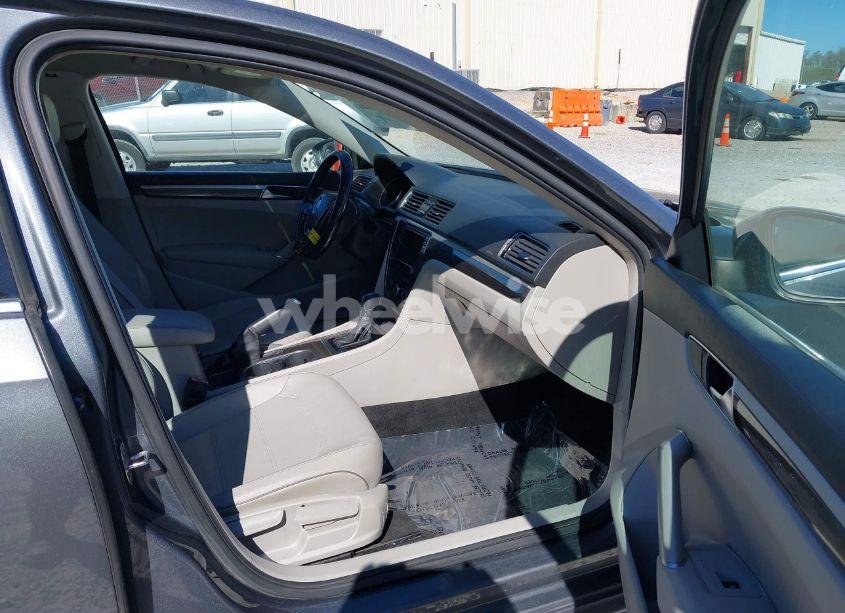 Photo 5 of 2018 Volkswagen Passat 2.0T SE (VIN 1VWBA7A34JC040280)