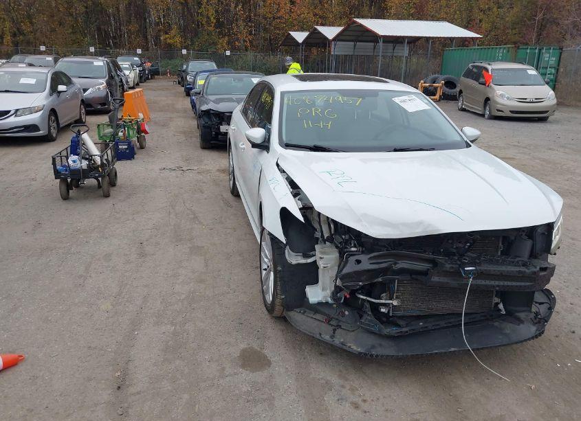 2018 Volkswagen Passat 2.0T SE (VIN 1VWBA7A35JC001200) main photo