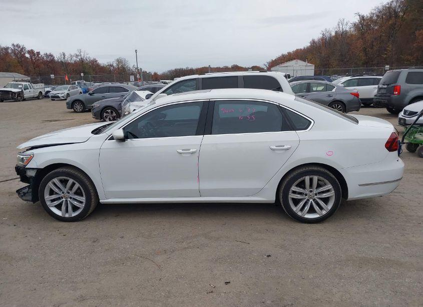 Photo 14 of 2018 Volkswagen Passat 2.0T SE (VIN 1VWBA7A35JC001200)