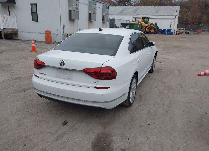 Photo 4 of 2018 Volkswagen Passat 2.0T SE (VIN 1VWBA7A35JC001200)