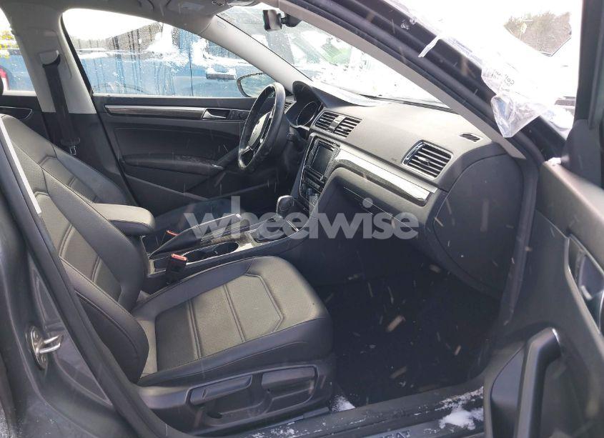 Photo 5 of 2018 Volkswagen Passat 2.0T SE (VIN 1VWBA7A35JC031071)