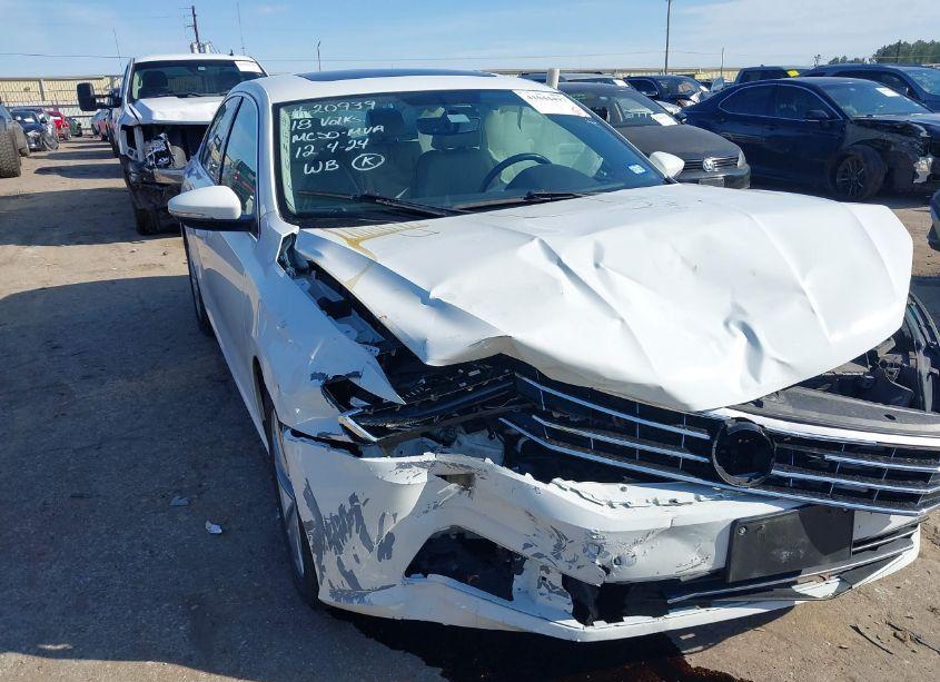 2018 Volkswagen Passat 2.0T SE (VIN 1VWBA7A35JC032267) main photo