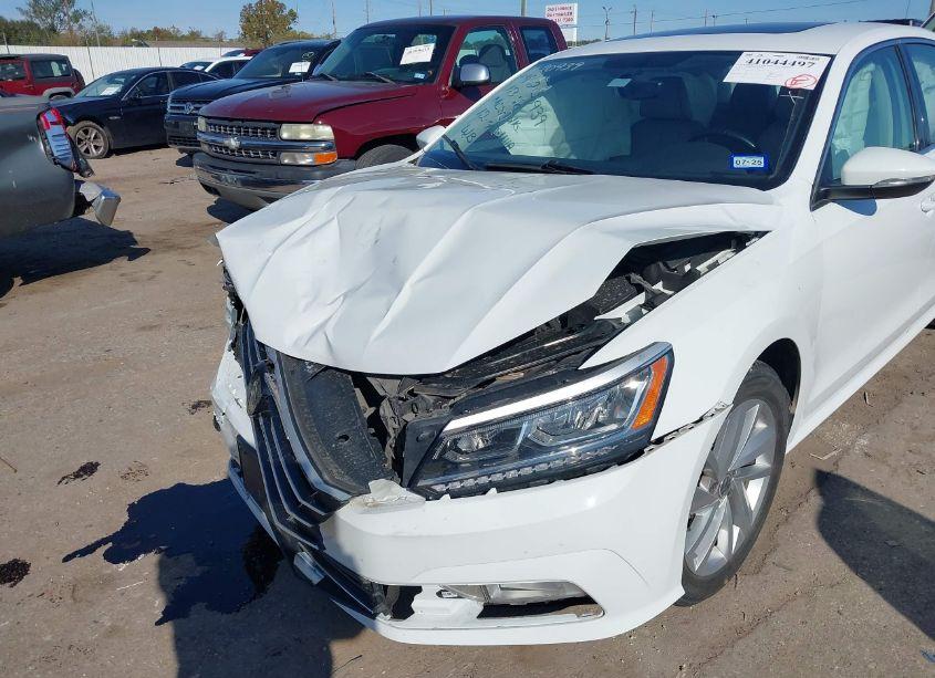 Photo 2 of 2018 Volkswagen Passat 2.0T SE (VIN 1VWBA7A35JC032267)