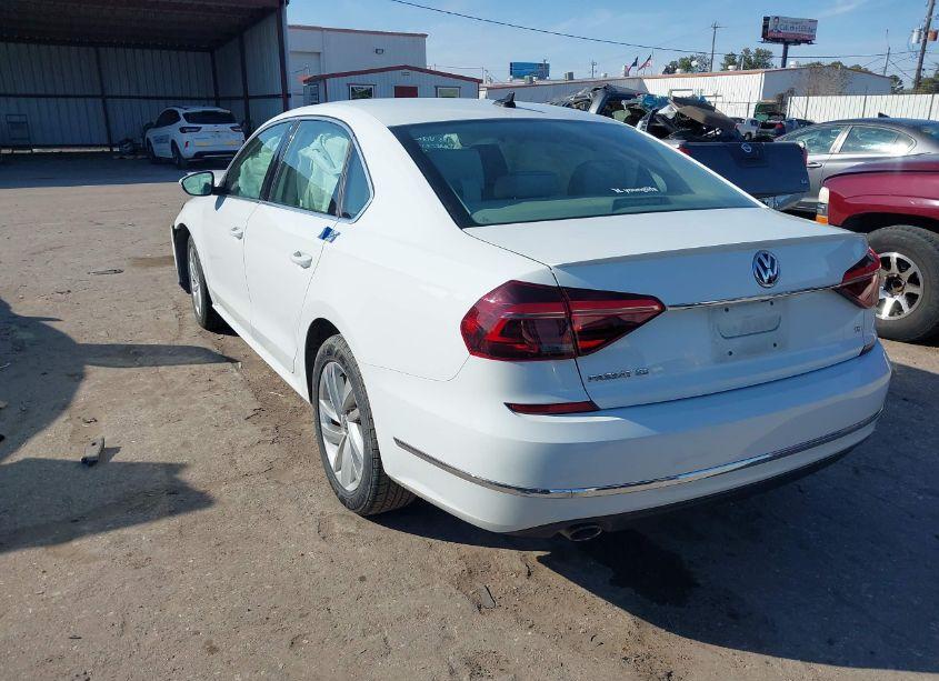 Photo 3 of 2018 Volkswagen Passat 2.0T SE (VIN 1VWBA7A35JC032267)