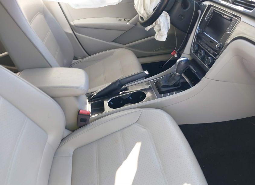 Photo 5 of 2018 Volkswagen Passat 2.0T SE (VIN 1VWBA7A35JC032267)