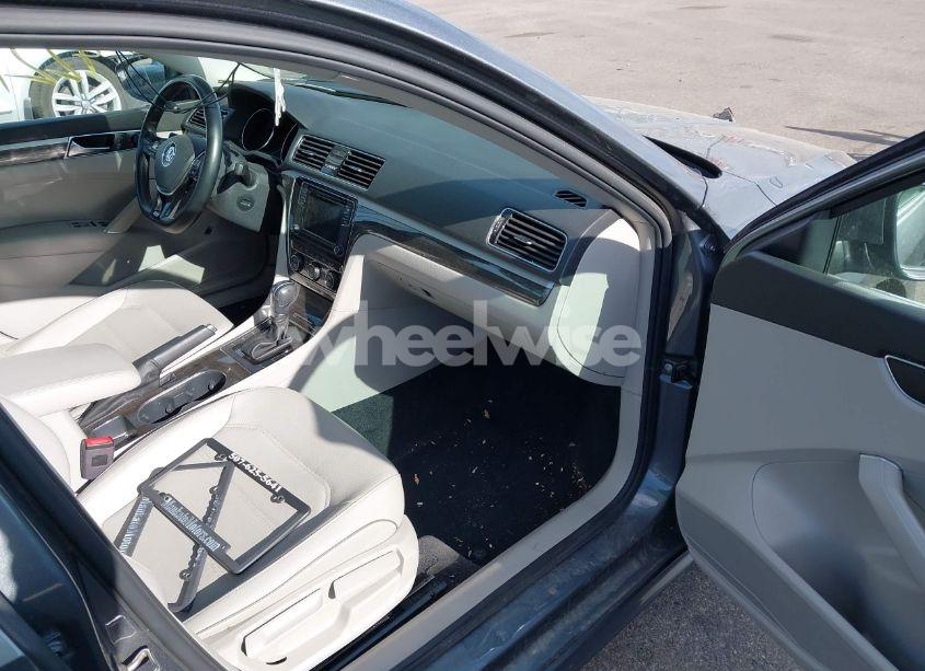 Photo 5 of 2018 Volkswagen Passat 2.0T SE (VIN 1VWBA7A36JC040815)