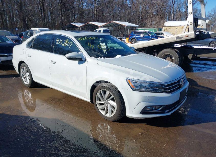 2018 Volkswagen Passat 2.0T SE (VIN 1VWBA7A36JC050177) main photo