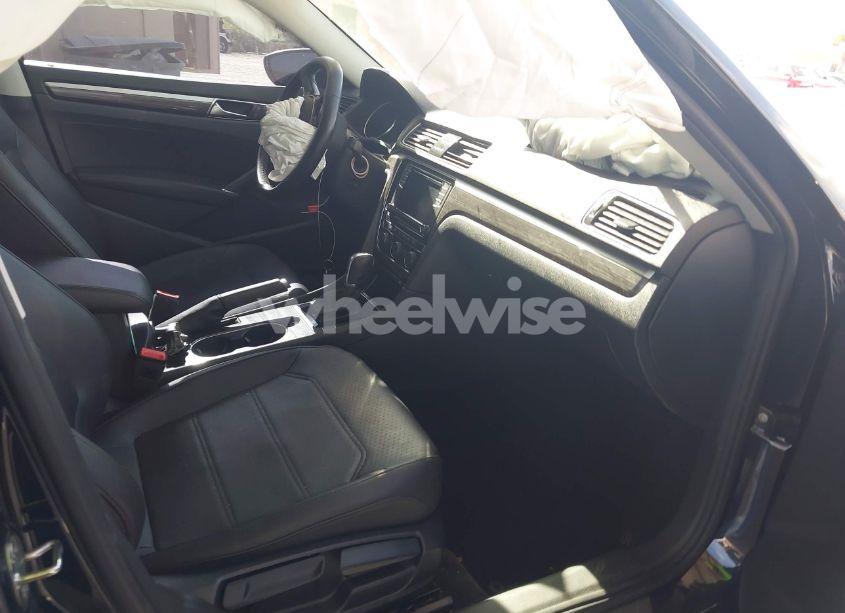 Photo 5 of 2018 Volkswagen Passat 2.0T SE (VIN 1VWBA7A37JC030407)