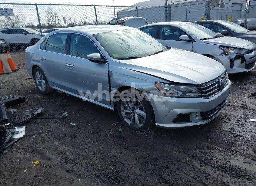 2018 Volkswagen Passat 2.0T SE (VIN 1VWBA7A38JC009419) main photo