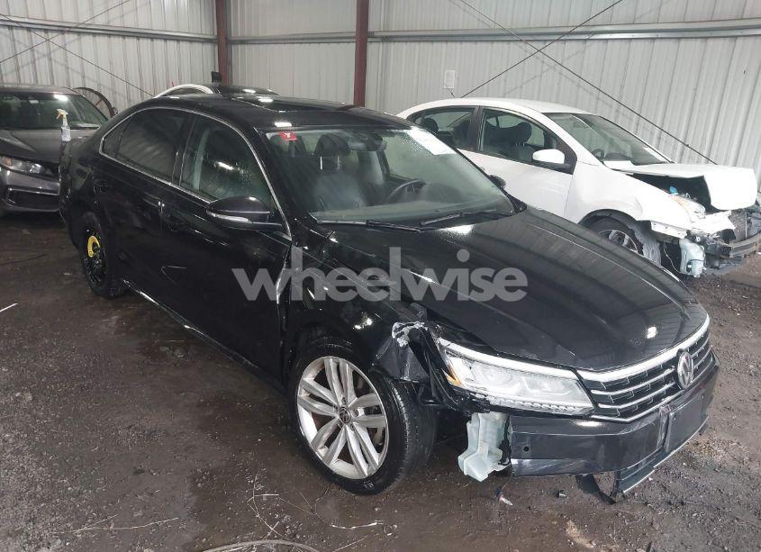2018 Volkswagen Passat 2.0T SE (VIN 1VWBA7A38JC032988) main photo