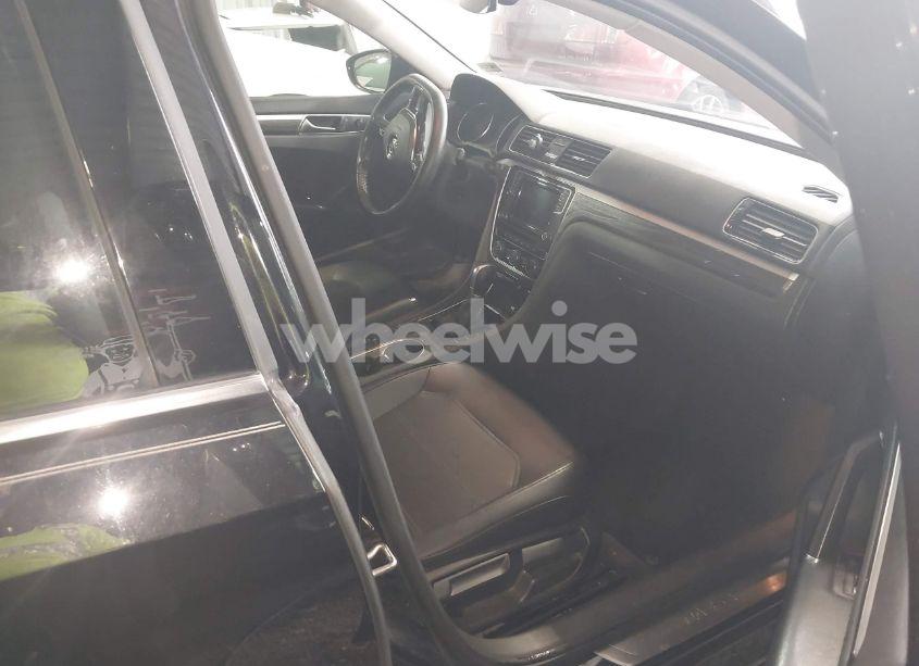 Photo 5 of 2018 Volkswagen Passat 2.0T SE (VIN 1VWBA7A38JC032988)