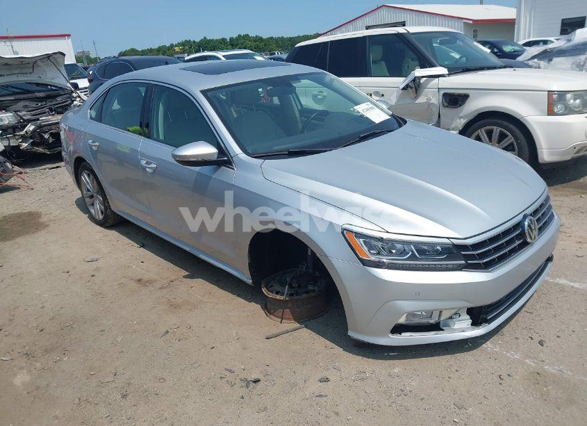 2018 Volkswagen Passat 2.0T SE (VIN 1VWBA7A38JC040945) main photo