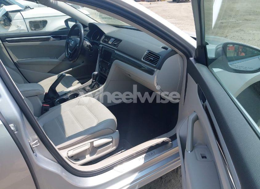 Photo 5 of 2018 Volkswagen Passat 2.0T SE (VIN 1VWBA7A38JC040945)