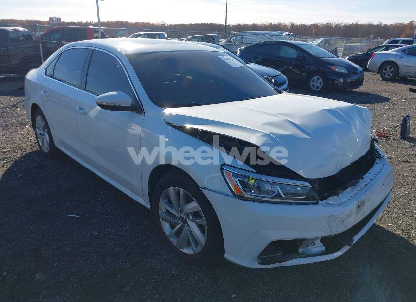 2018 Volkswagen Passat 2.0T SE (VIN 1VWBA7A38JC041870) main photo