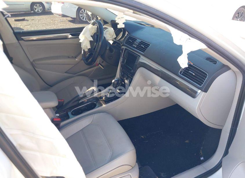 Photo 5 of 2018 Volkswagen Passat 2.0T SE (VIN 1VWBA7A38JC041870)