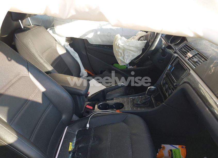 Photo 5 of 2018 Volkswagen Passat 2.0T SE (VIN 1VWBA7A39JC021949)