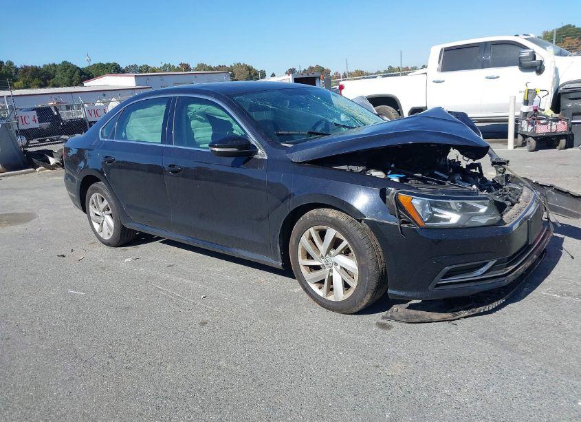 2018 Volkswagen Passat 2.0T SE (VIN 1VWBA7A39JC024785) main photo