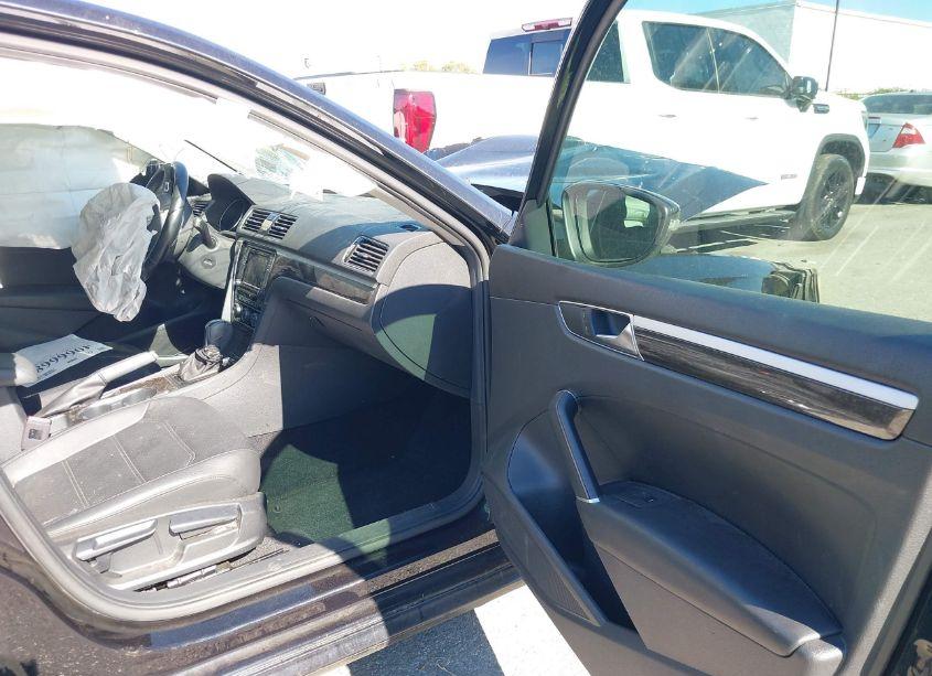 Photo 5 of 2018 Volkswagen Passat 2.0T SE (VIN 1VWBA7A39JC024785)