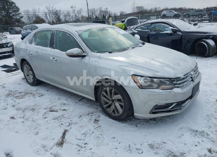 2018 Volkswagen Passat 2.0T SE (VIN 1VWBA7A39JC033373) main photo